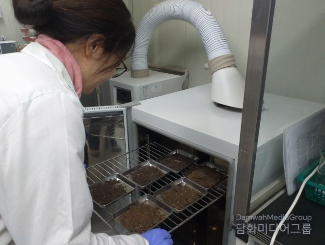 1. 천안시농업기술센터가 가축분뇨 퇴비 부숙도 검사를 진행하고 있다.