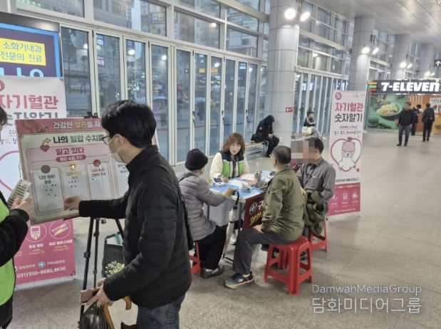 7일 퇴근 시간에 지하철 구리역 8호선 맞이방에서 혈압 측정・상담 및 인식도 행사를 운영하고 있다.