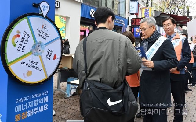한전 김동철 사장이 명동에서 에너지절약 거리 캠페인을 하는 모습
