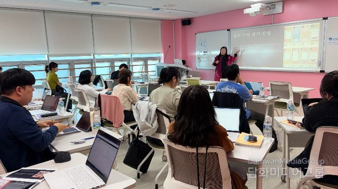 중고등학교 교사들이 10일 울산교육연구정보원 교육연구지원센터에서 '질문 중심 학습' 연수를 듣고있다.