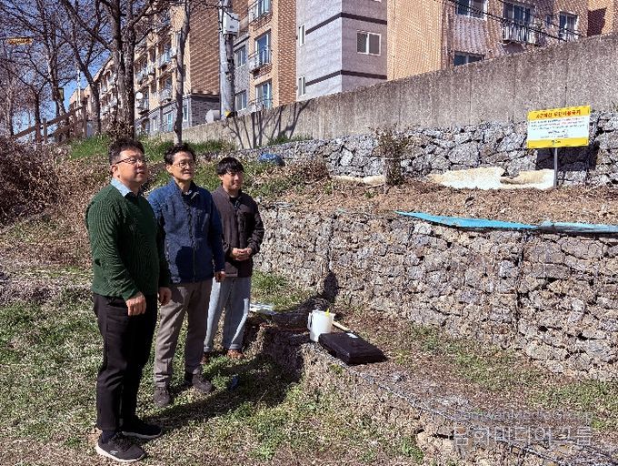 김현수 제1부시장이 서호천 일원 불법 점용 현장을 점검하고 있다