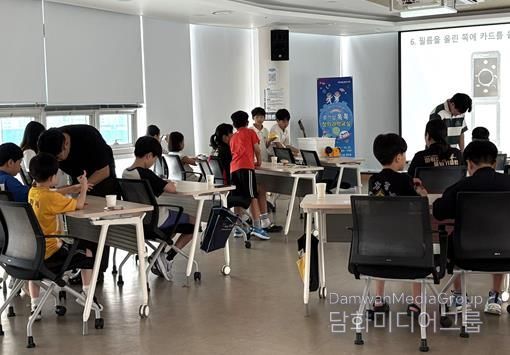 “2025년 ‘호기심 톡톡 창의과학교실’ 2기 운영 모습. 천체·우주항공 분야 체험형 과학교육 프로그램에 참여한 학생들이 다양한 실습 활동을 통해 과학 원리를 배우고 있다.”