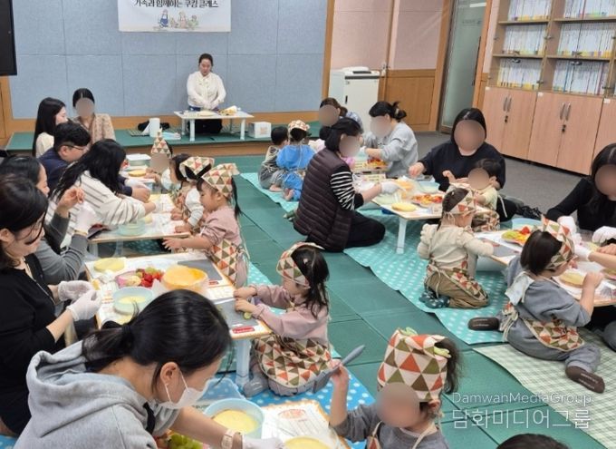 여수시 어린이·사회복지급식관리지원센터가 지난 3월 31일 관내 어린이집 16가정을 대상으로 학부모와 자녀가 함께하는 쿠킹클래스 ‘함께 만드는 맛있는 하루!’를 운영했다.