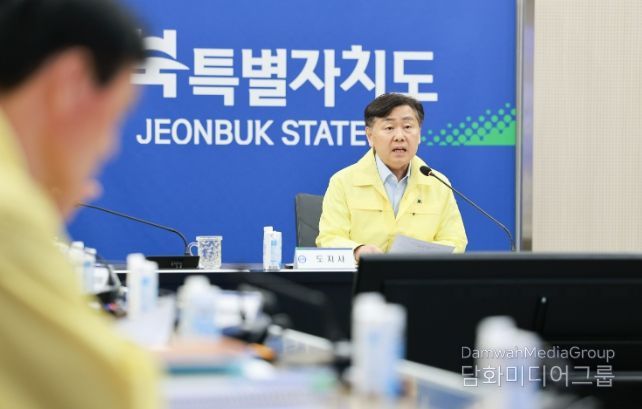 3일 전북특별자치도청 영상회의실에서 김관영 도지사 주재로 도-시군 중동상황 비상경제대응TF 영상회의를 열고 중동발 경영위기 기업에 지방세 세정지원을 점검하고 있다