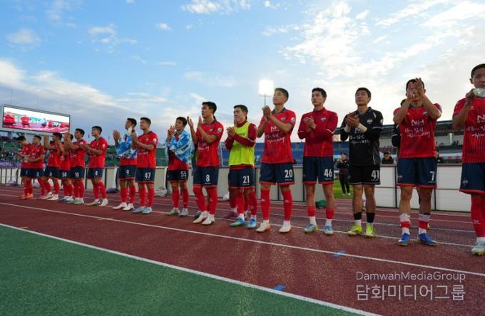 4월 12일 안양전 홈경기에서 김천상무 선수단이 경기 후 홈관중에게 인사하고 있다