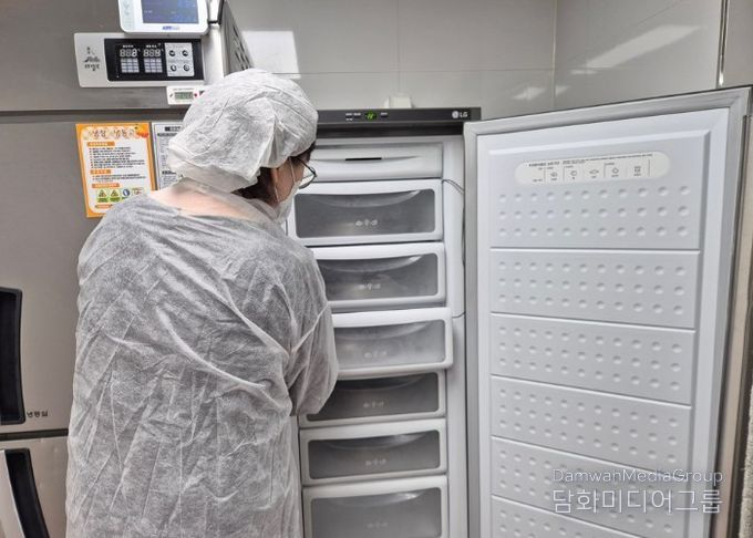 관내 집단급식소를 대상으로 식중독 점검을 진행하고 있다.