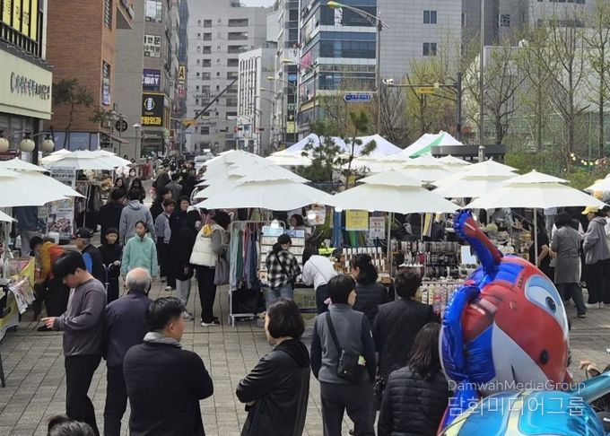 지난 10일부터 12일까지 소하 상업지구 및 한내천 일대(금하로 472)에서 사회연대경제 나눔장터 '자라라마켓'을 진행하고 있다.
