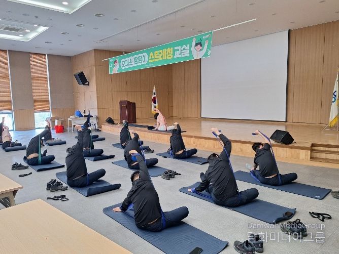 지난 8일 에코프로 머티리얼즈 근로자 대상 스트레칭 교실 운영
