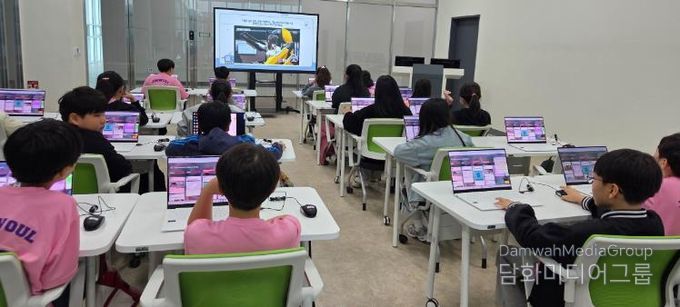 진월초등학교 5학년 1반 학생들이 지난 4월 1일 광주AI교육원 212호 강의실에서 인공지능 기술로 자신의 자세 데이터를 분석하는 ‘AI 건강 지킴이’ 실습에 참여하고 있다.