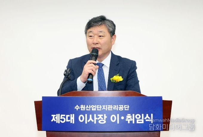 김정렬 수원특례시의회 부의장이 14일 수원시 기업지원센터에서 열린 ‘수원산업단지관리공단 제4·5대 이사장 이·취임식’에서 축사를 하고 있다.