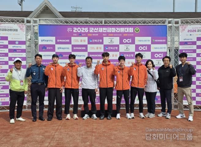 군산시청직장운동경기부가출전한새만금마라톤대회(좌측부터서채원 육상팀 감독 군산경찰서장 이용일 선수 김한별선수 김영민 군산시부시장 김호연선수 김종현선수 최중민선수 김문숙 문화관광국장 고철영 체육진흥과장 김광섭 육상팀 코치)