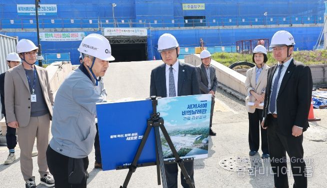 김관영 전북특별자치도지사가 15일 세계서예비엔날레관, 도립국악원, 전주 MICE복합단지 등 전주 지역 문화·관광 분야 핵심 인프라 구축 현장을 찾아 사업 추진 현황과 향후 운영 방향을 살피고 있다