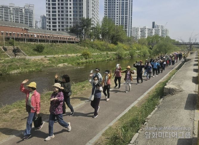 안양시 동안치매안심센터 '치매 극복 걷기 행사' 개최…치매 어르신·가족 등 225명 참여
