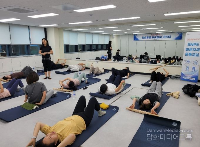 ‘건강체중·바른자세 운동교실’에 참여중인 참가자들의 모습.