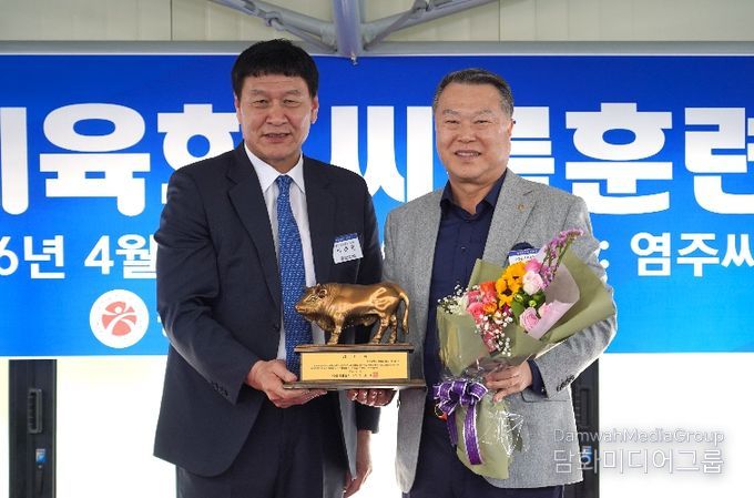 이준희대한씨름회장, 전갑수광주광역시체육회장 감사패