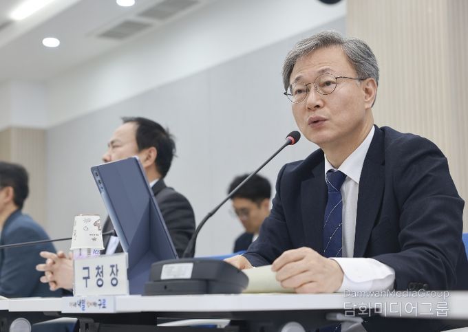 장인홍 구로구청장(오른쪽)이 15일 창의홀에서 열린 ‘2026년 1분기 공약사업 검토보고회’에서 발언하고 있다.