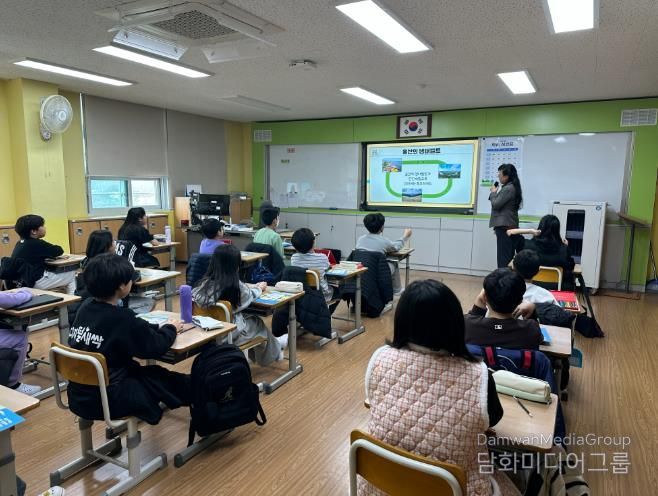 농소초 5학년 학생들이 8일 교실에서 생태전환교육을 듣고 있다