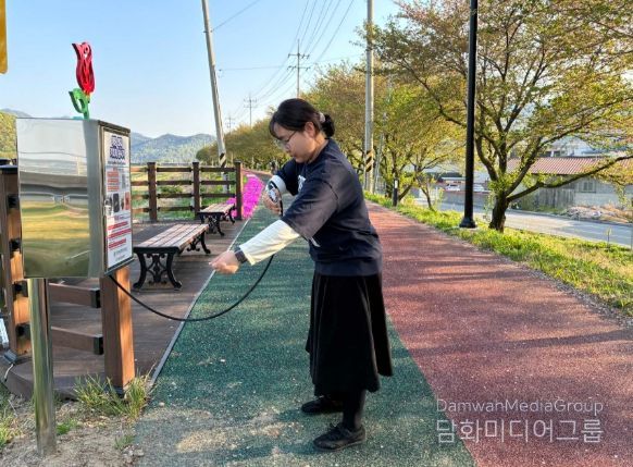 밀양시 무안면 청도천 제방에 설치된 해충기피분사제를 방문객이 사용하고 있다.