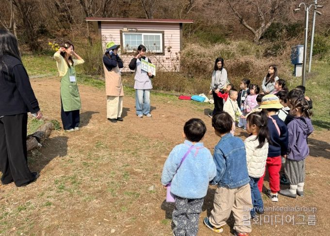 부천시육아종합지원센터는 장애영유아를 대상으로 자연친화적 놀이 경험 확대와 일상 속 생태 감수성 증진을 위해 ‘느리지만, 더 깊이 만나는 자연’을 진행하였다.