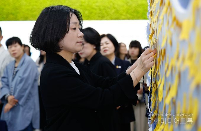 16일 본청 북카페에서 ‘세월호 참사 12주기 추모 및 안전한 광주교육 다짐 행사’ 중 본청 직원들이 고래 조형물에 추모와 실천 의지를 담은 메모를 부착하고 있다.