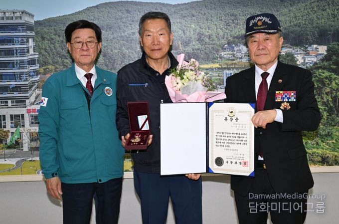 (왼쪽부터)정종복 기장군수와 6.25전쟁 참전유공자 故김상오님 유족 김준현님, 백종표 무공수훈자회기장군지회장이 기념촬영을 하고 있다.