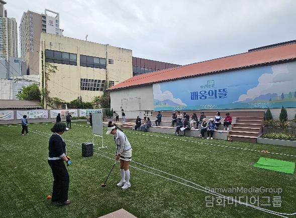 “강의실 밖 잔디광장에서 누리는 배움의 즐거움”