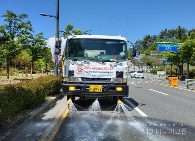 “미세먼지 줄여라”…중구, 도로 살수차 운행(지난해 살수차 운행 모습)