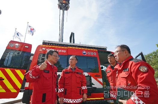 박은식산림청장(왼쪽 첫번째)이 16일 유·무선 통신시스템 탑재 고성능 통신지휘차량 성능을 점검하고 있다