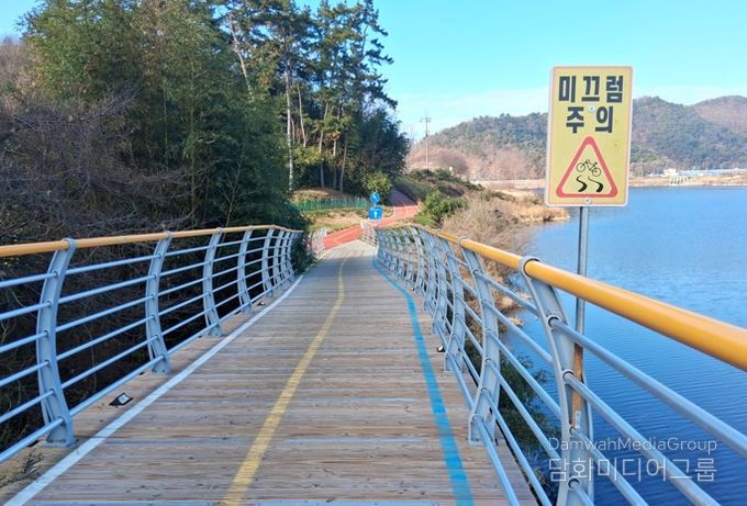 나주시가 도로시설물에 대한 사전 안전 점검을 진행했다. 사진은 나주시 관내에 위치한 자전거도로 미끄럼주의 안내 표지판.